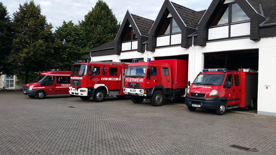 Der Fuhrpark des Löschzugs Rheinbreitbach vor dem Gerätehaus