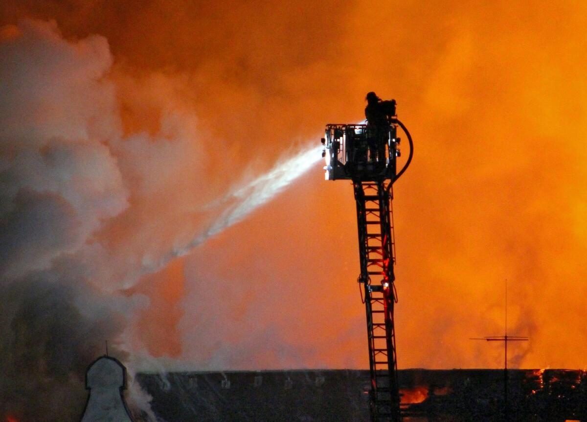 Einsatzkräfte bei der Brandbekämpfung